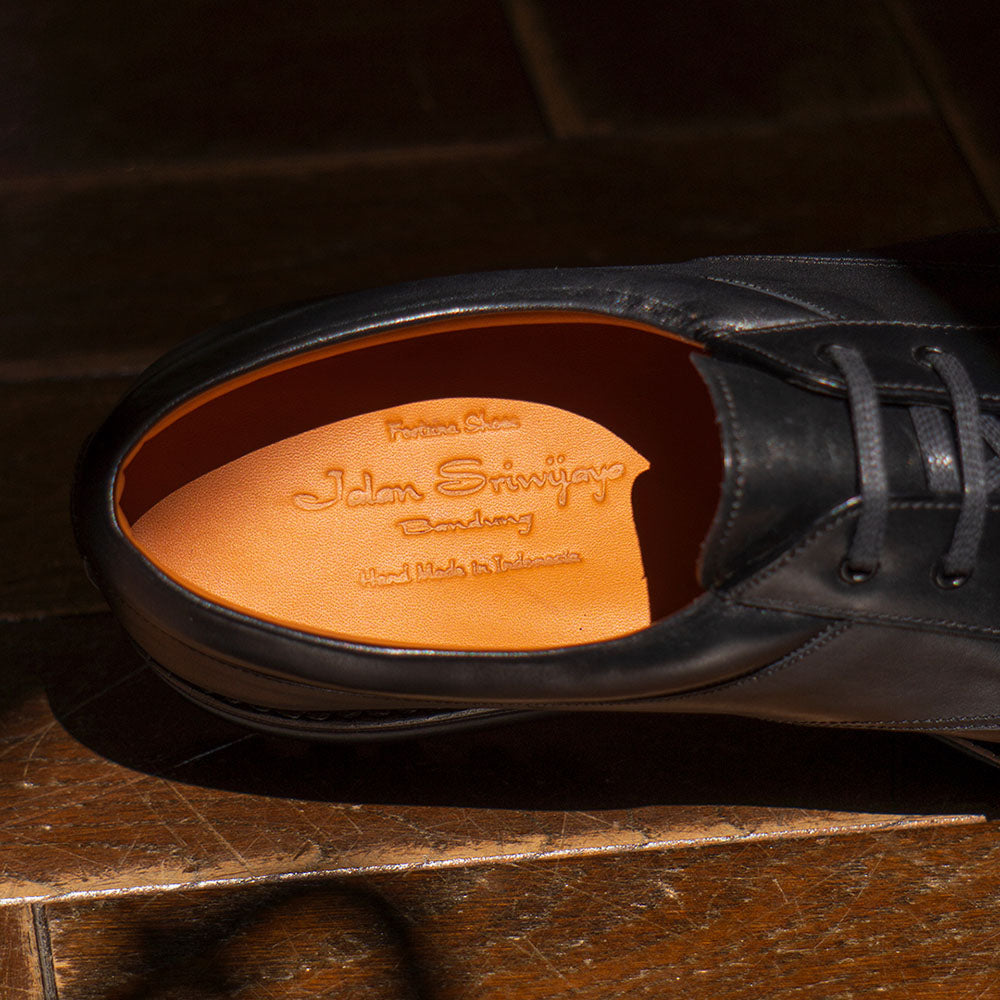 99081 / BLACK CALF (VIBRAM SOLE)