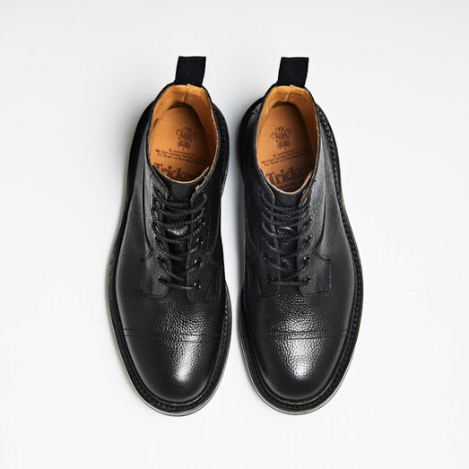 M6895 GRASSMERE / BLACK SCOTCH GRAIN (COMMANDO SOLE)